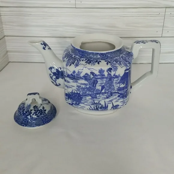 Vintage! Made in Japan Blue & White Tea Pot w/Fisherman Design - Picture 5 of 7